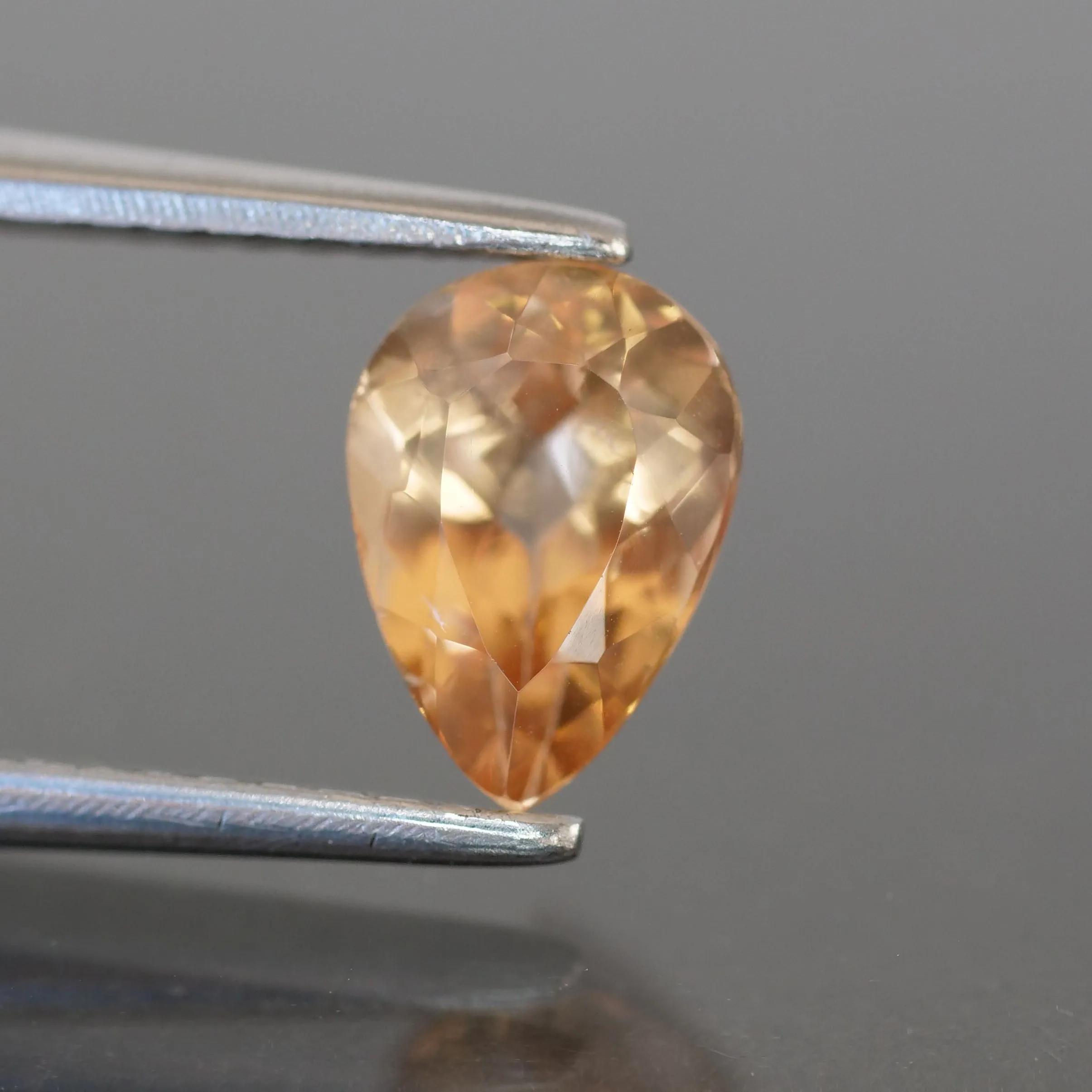 Topaz imperial | natural, peach color, pear cut 7x5 mm, VS, *0.8ct