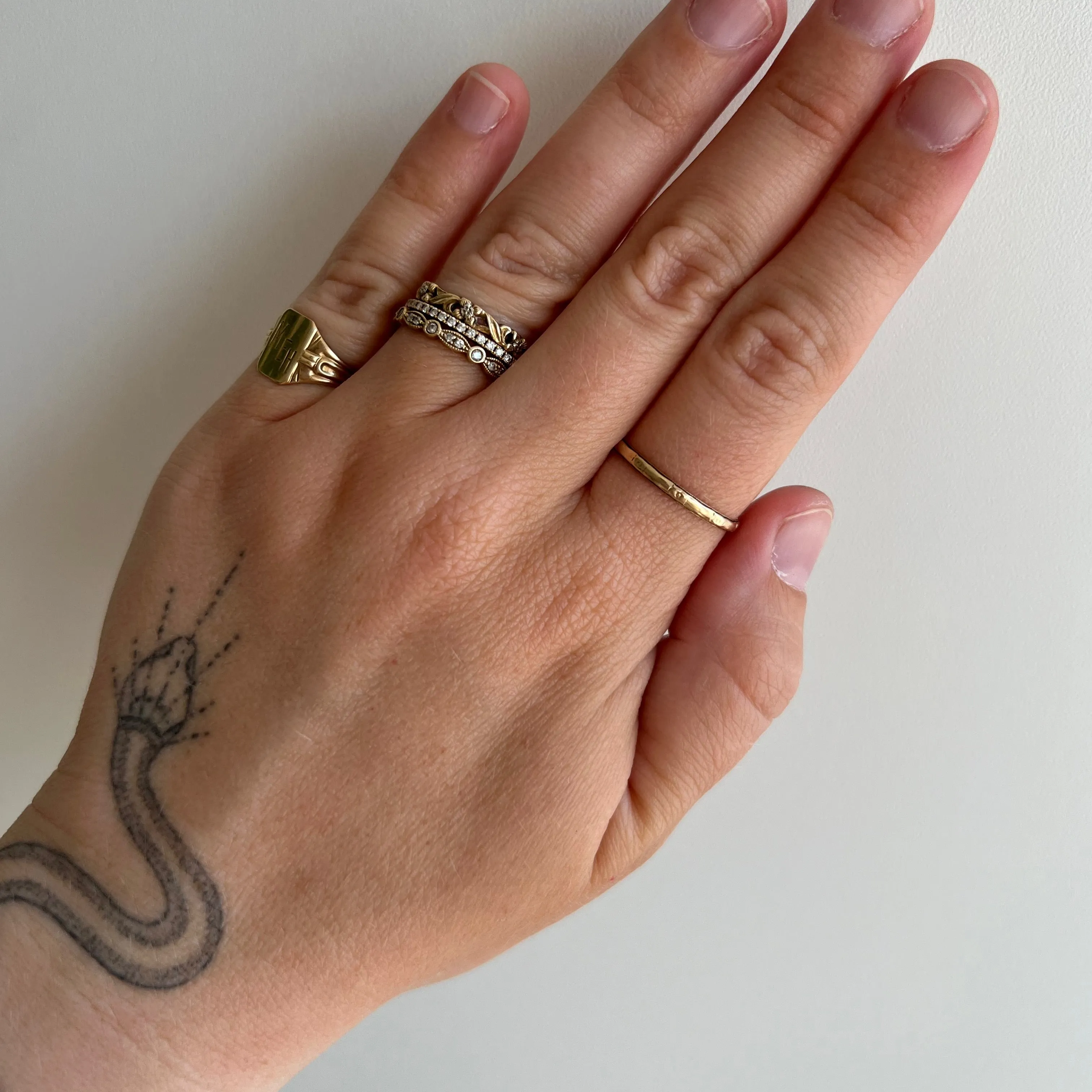 V I N T A G E // fading florals / 10k floral patterned eternity band / just over size 8.25